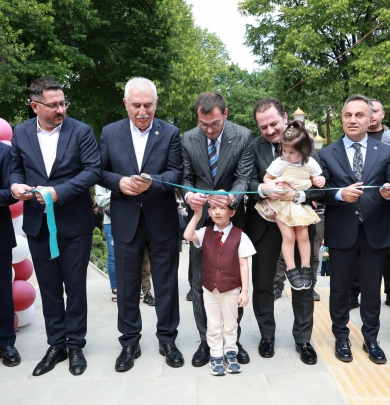 1 GÜNDE 4 AÇILIŞ: DUDAYEV PARKI VE KAFELER HİZMETE AÇILDI