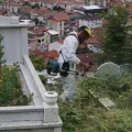 MEZARLIKLARDA YAZ BAKIMI VE TEMİZLİK ÇALIŞMALARI ARALIKSIZ SÜRÜYOR