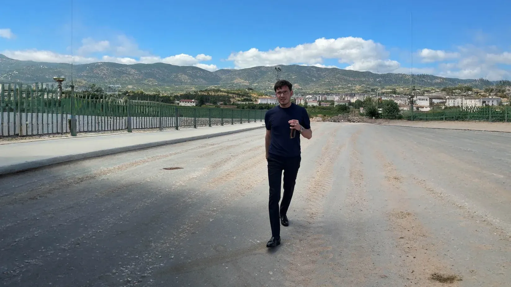 İLK KEZ ÇİFT TABAKALI ASFALTLA İNŞA EDİLEN BARBAROS CADDESİ'NDE SONA DOĞRU