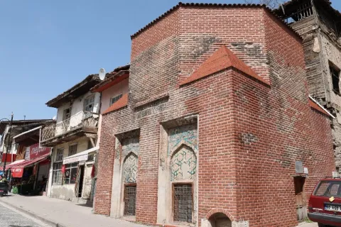 ALİ TUSİ TÜRBESİ