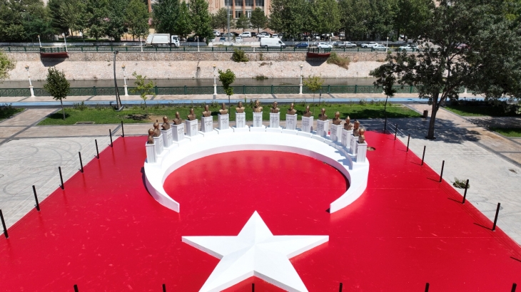 YEŞİLIRMAK KENARINA TÜRK DEVLETLERİ VE TÜRK BÜYÜKLERİ ANITI